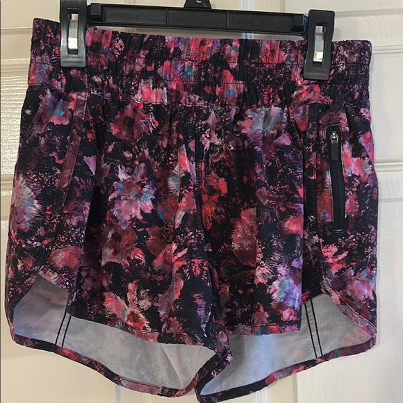 Pink floral Lululemon tracker V 4 inch inseam size 6 - Picture 1 of 4